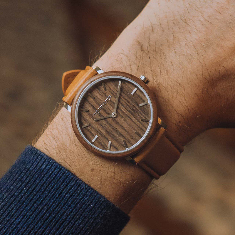 Un design MINIMAL repensé avec un look intemporel qui s'adapte à toutes les occasions. La montre est dotée d'un boîtier mince en acier, d'une lunette en bois de noyer et d'un cadran. Elle est livrée avec un nouveau bracelet de montre, conçu dès le départ