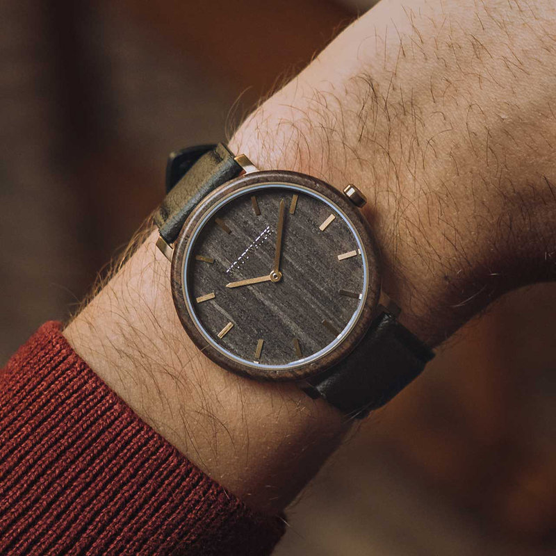 Un design MINIMAL repensé avec un look intemporel qui s'adapte à toutes les occasions, la montre est dotée d'un boîtier fin en acier, d'une lunette en bois de plomb et d'un cadran en bronze. La montre est livrée avec un nouveau bracelet, conçue dès le dép