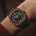 De RANGER Alpha is gemaakt van kossohout en geborsteld zwart roestvrij staal, met gezandstraalde gouden details op een zwarte wijzerplaat. Het horloge wordt geleverd in een nieuw ontworpen premium dennenhouten kistje.