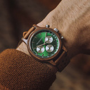 La Chrono Hunter est fabriquée en bois de noyer et présente un cadran vert foncé à double couche avec des détails argentés.