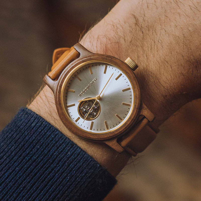 CLASSIC Open-Heart omprövar WoodWatch-estetiken på ett kinetiskt sätt. Vi har designat om boetten för att göra plats för en SEIKO automatisk rörelse, som drivs av den naturliga rörelsen hos klockbäraren. Opean heart och boetten i glas avslöjar de intrikat