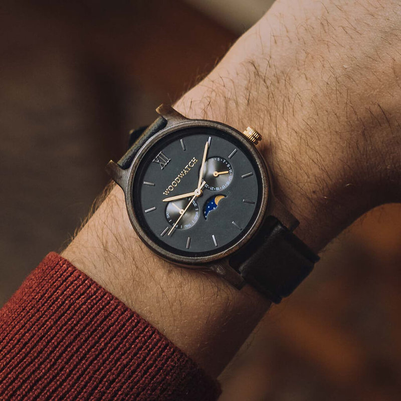 The CLASSIC Collection rethinks the aesthetic of a WoodWatch in a sophisticated way. The slim cases give a classy impression while featuring a unique a moonphase movement and two extra subdials featuring a week and month display.