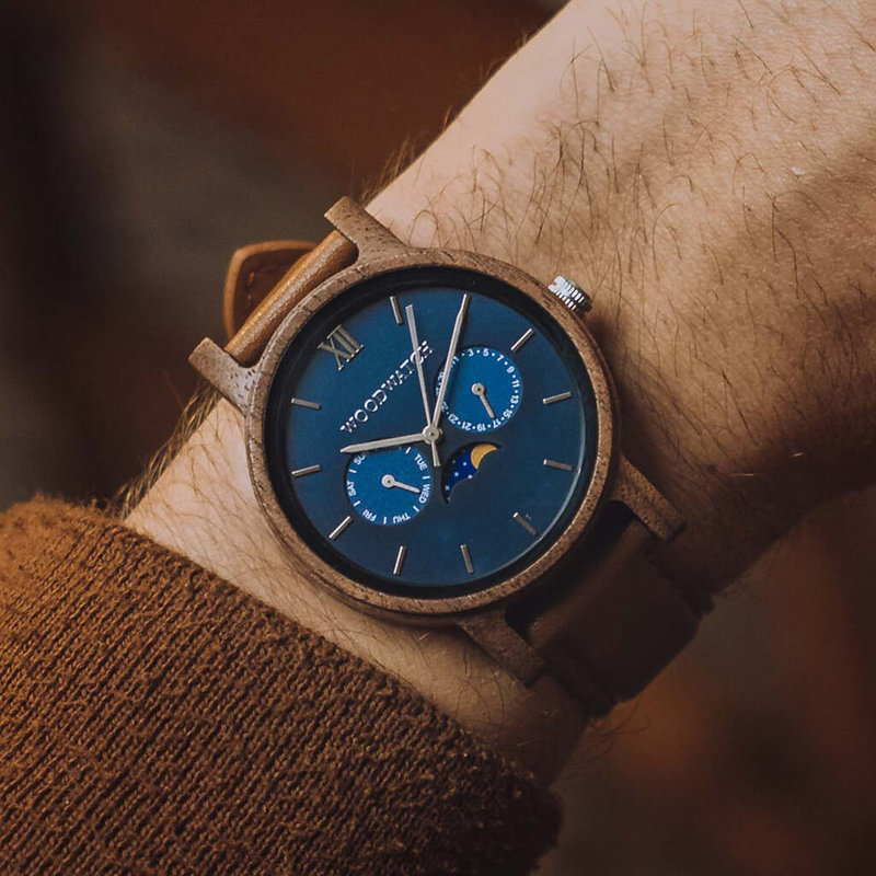 The CLASSIC Collection rethinks the aesthetic of a WoodWatch in a sophisticated way. The slim cases give a classy impression while featuring a unique a moonphase movement and two extra subdials featuring a week and month display. The CLASSIC Mariner is ma