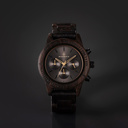 De CHRONUS Dark Eclipse beschikt over een klassiek SEIKO VD54 chronograaf uurwerk, krasbestendig saffierglas en roestvrijstalen versterkte bandschakels. Het horloge is gemaakt van groen sandelhout en heeft een zwarte wijzerplaat met gouden details. Handge