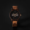 La collection CLASSIC repense de manière sophistiquée l’esthétisme de WoodWatch. Elle allie chic et multifonction en incluant l’affichage des phases lunaires ainsi que deux cadrans supplémentaires indiquant la date et le mois. La montre CLASSIC Dark Fores