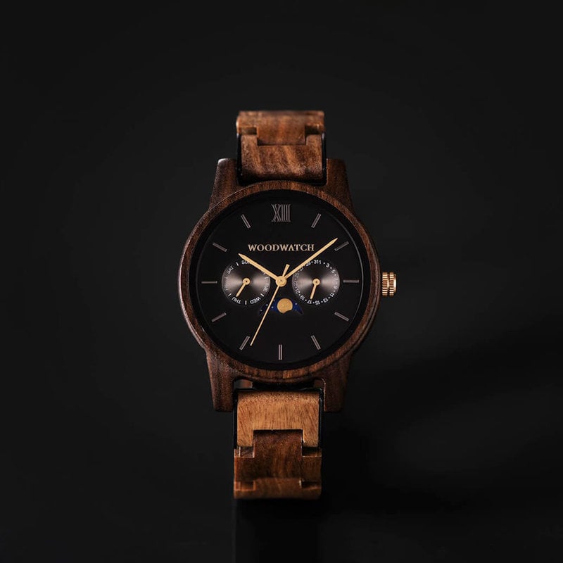 The CLASSIC Collection rethinks the aesthetic of a WoodWatch in a sophisticated way. The slim cases give a classy impression while featuring a unique a moonphase movement and two extra subdials featuring a week and month display. The CLASSIC Dark Forest i