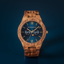 Este reloj de diseño premium con fase lunar combina madera natural con una lujosa esfera de acero inoxidable y placa posterior. En el centro del reloj hay un movimiento multifunción con dos subesferas que indican la semana y el mes. El Deep Ocean está Hec