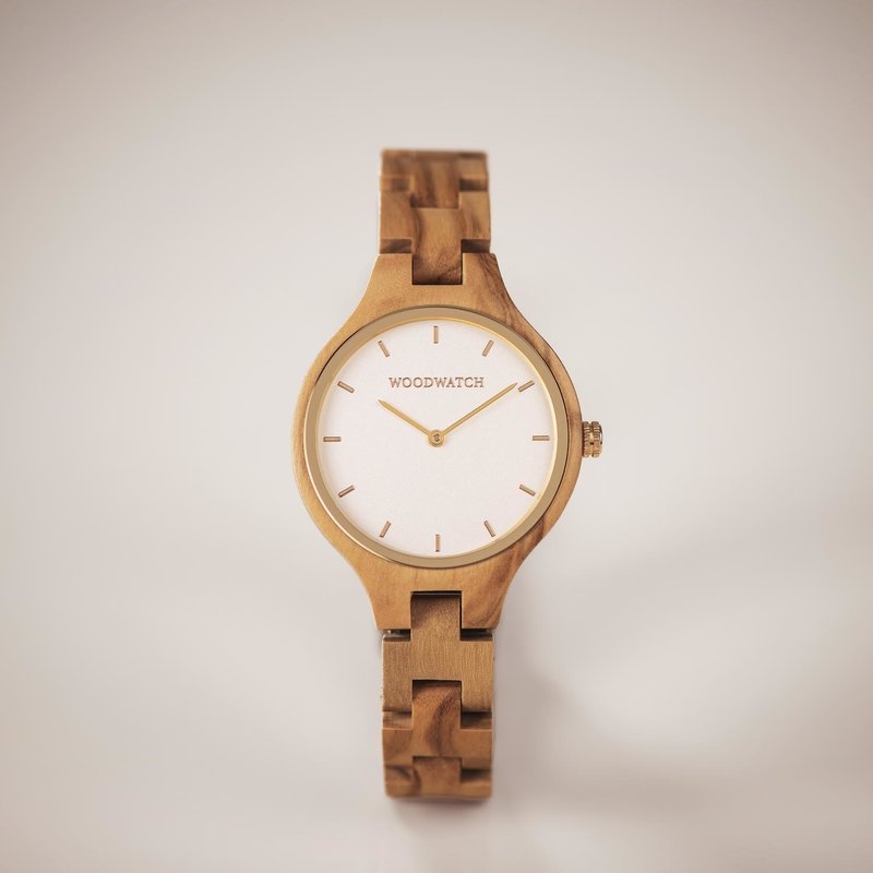 La Collection AURORA est inspirée par l'air et les paysages de la nature Scandinave. Cette montre légère fabriquée avec du bois d'olivier Européen dispose d’un cadran en acier inoxydable orné de détails dorés. Le bracelet est disponible en cuir ou en bois