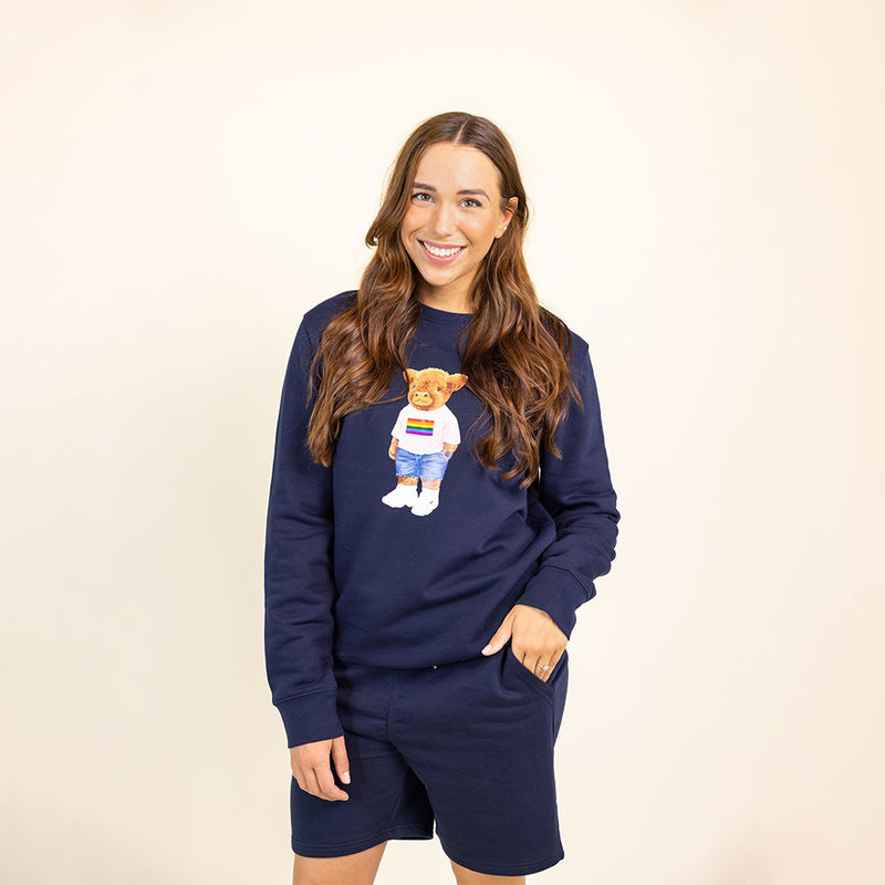 Jersey suave unisex de manga larga y cuello redondo. Hecho con 85 % algodón orgánico y 15 % poliéster reciclado, tiene el logo de Harvey entero bordado.