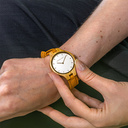 La Collection AURORA est inspirée par l'air et les paysages de la nature Scandinave. Cette montre légère fabriquée avec du bois d'olivier Européen dispose d’un cadran en acier inoxydable orné de détails dorés.<br />
Elle est livrée avec un bracelet en cuir de