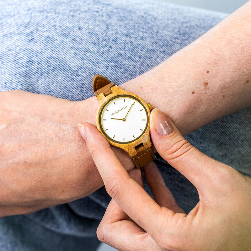 La colección AURORA transpira el aire fresco de la naturaleza escandinava y los espectaculares cielos. Este liviano reloj está hecho de Madera de Olivo Europeo, y va acompañado de una ligera esfera de acero inoxidable con un toque dorado y detalles en dor