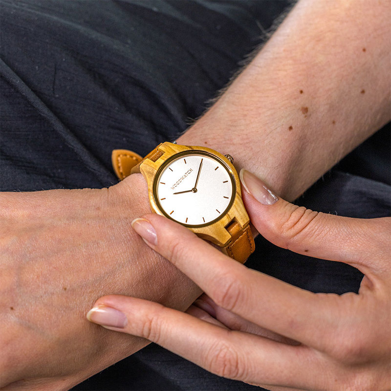 Die Uhren der AURORA Kollektion sind den unendlichen Weiten Skandinaviens nachempfunden und laden zum Träumen ein. Bei diesem leichten Modell wird europäisches Olivenholz von einem hellen Ziffernblatt aus Edelstahl und roségoldenen Elementen begleitet. Mi