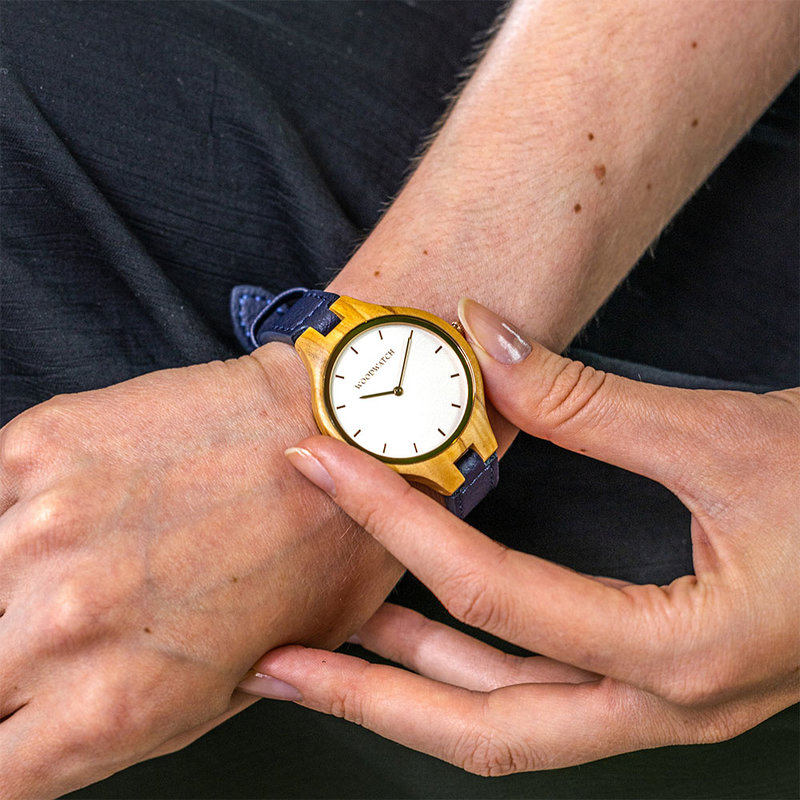 Die Uhren der AURORA Kollektion sind den unendlichen Weiten Skandinaviens nachempfunden und laden zum Träumen ein. Bei diesem leichten Modell wird europäisches Olivenholz von einem hellen Ziffernblatt aus Edelstahl und roségoldenen Elementen begleitet. Mi