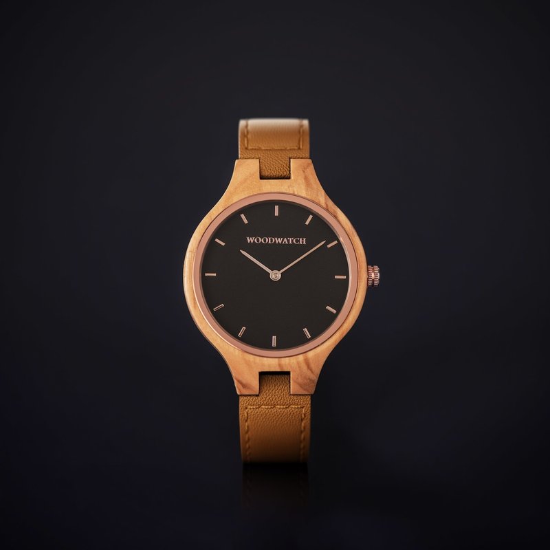 The AURORA Collection breaths the fresh air of Scandinavian nature and the astonishing views of the sky. This light weighing watch is made of European Olive Wood, accompanied by a stainless-steel sky-black dial and starry rose-gold details.<br />
Comes with a