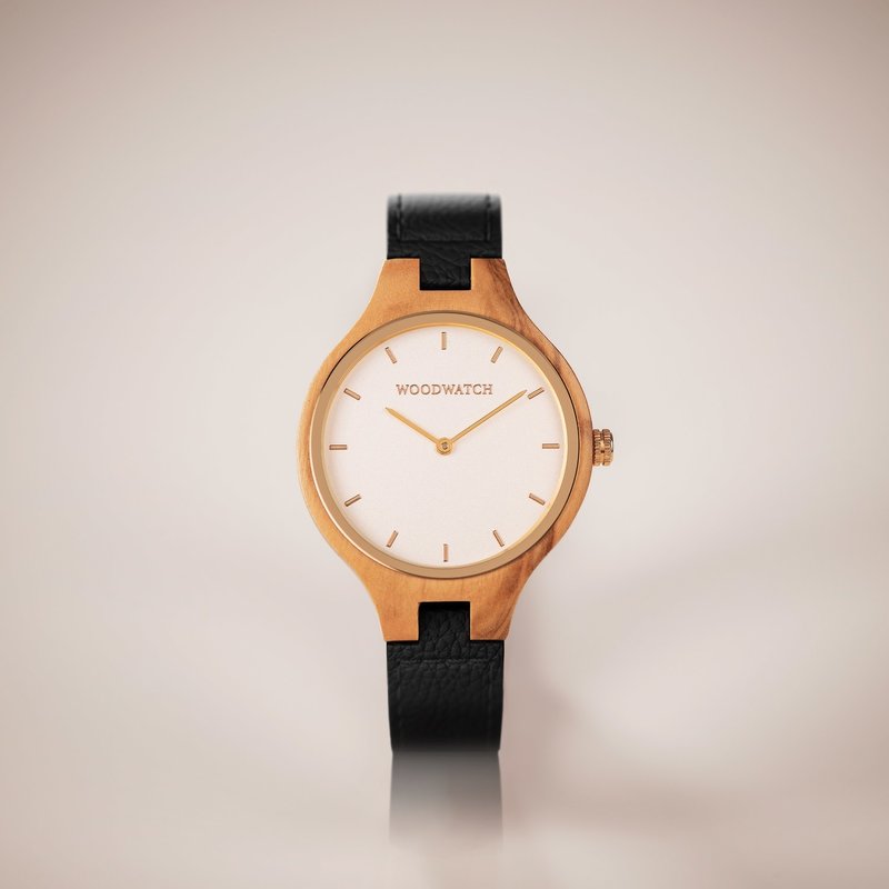 La Collection AURORA est inspirée par l'air et les paysages de la nature Scandinave. Cette montre légère fabriquée avec du bois d'olivier Européen dispose d’un cadran en acier inoxydable orné de détails dorés. Elle est livrée avec un bracelet en cuir de c