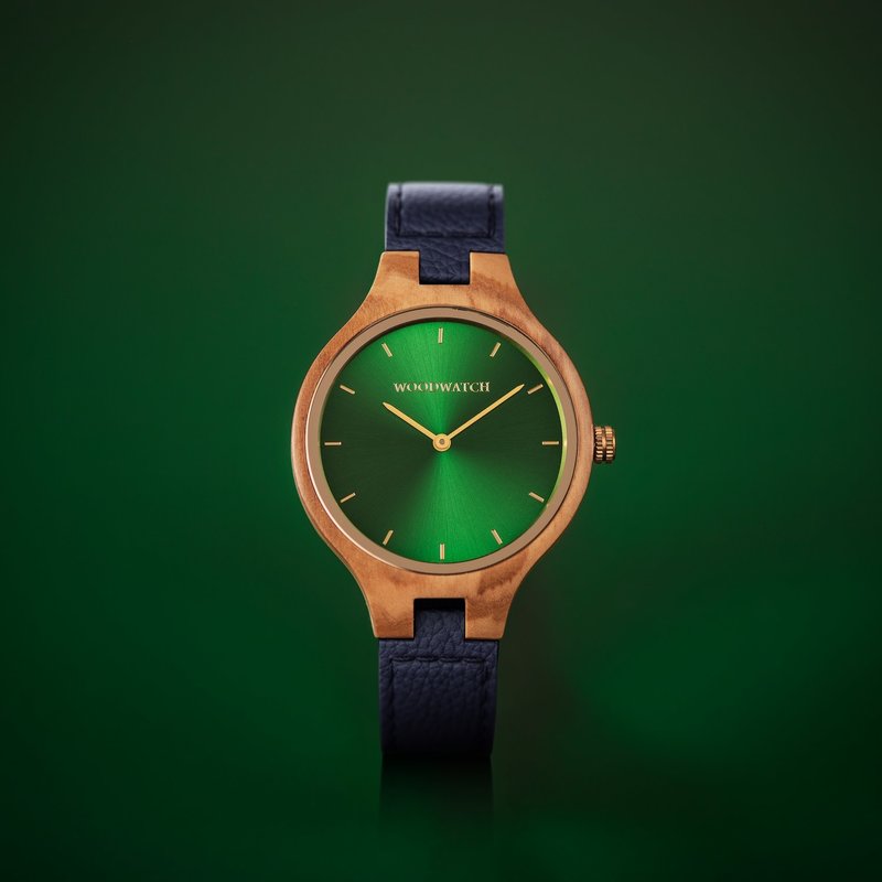 La colección AURORA transpira el aire fresco de la naturaleza escandinava y los espectaculares cielos. Este liviano reloj está hecho de Madera de madera de olivo, y va acompañado de una esfera verde esfera de acero inoxidable y con detalles en color dorad