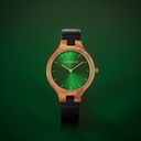La colección AURORA transpira el aire fresco de la naturaleza escandinava y los espectaculares cielos. Este liviano reloj está hecho de Madera de madera de olivo, y va acompañado de una esfera verde esfera de acero inoxidable y con detalles en color dorad