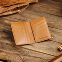 Portefeuille haut de gamme en cuir de cactus végan. Extrêmement doux et durable, fabriqué à partir de feuilles de cactus du Mexique. Optimisé pour l'organisation, avec 7 rangements.