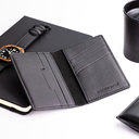 Premium-Portemonnaie aus veganem Kaktusleder. Extrem weich und langlebig, aus Kaktusblättern aus Mexiko hergestellt. Für optimale Organisation entworfen. Mit sieben Fächern.