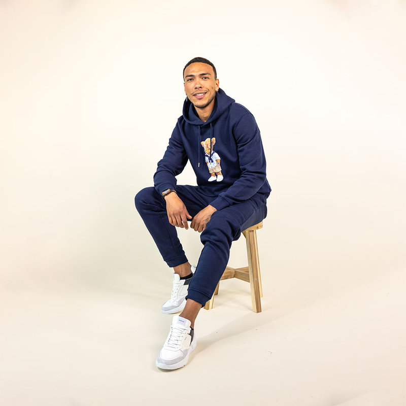 Sweat à capuche, unisexe et doux, à manches longues avec une capuche à double épaisseur et une poche kangourou sur le devant. Fabriqué à partir de 85 % de coton biologique et de 15 % de polyester recyclé, avec le logo Harvey intégral.