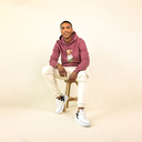 Morbida felpa unisex a maniche lunghe con cappuccio a doppio strato e tasca sul davanti. Realizzata all'85% in cotone organico e al 15% in poliestere riciclato, con logo Harvey stampato full body sul davanti.