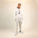 Sweat à capuche, unisexe et doux, à manches longues avec une capuche à double épaisseur et une poche kangourou sur le devant. Fabriqué à partir de 85 % de coton biologique et de 15 % de polyester recyclé, avec le logo Harvey intégral.