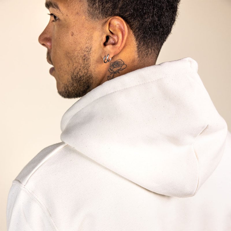 Sweat à capuche, unisexe et doux, à manches longues avec une capuche à double épaisseur et une poche kangourou sur le devant. Fabriqué à partir de 85 % de coton biologique et de 15 % de polyester recyclé, avec le logo Harvey intégral.