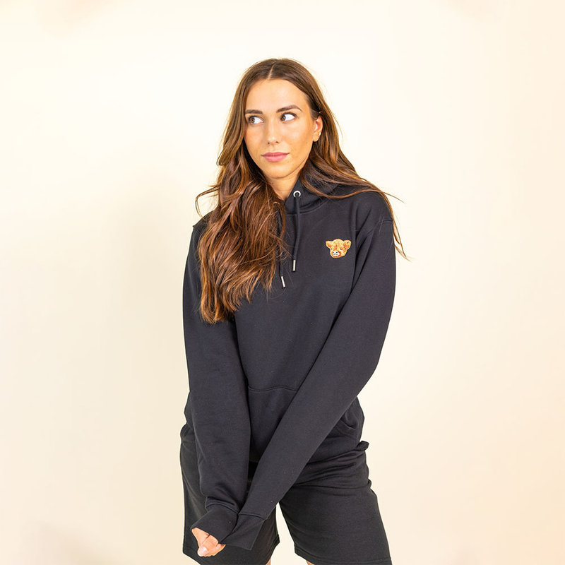 Morbida felpa unisex a maniche lunghe con cappuccio a doppio strato e tasca sul davanti. Realizzata all'85% in cotone organico e al 15% in poliestere riciclato, con logo Harvey ricamato.