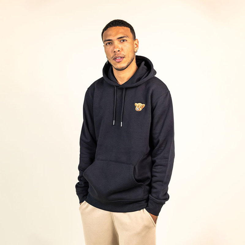 Morbida felpa unisex a maniche lunghe con cappuccio a doppio strato e tasca sul davanti. Realizzata all'85% in cotone organico e al 15% in poliestere riciclato, con logo Harvey ricamato.