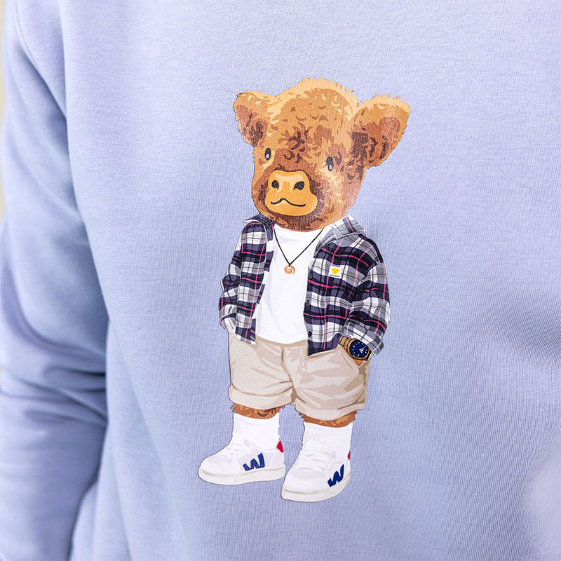 Morbido maglione unisex a maniche lunghe con collo rotondo. Realizzato all'85% in cotone organico e al 15% in poliestere riciclato, con logo Harvey stampato full body sul davanti.