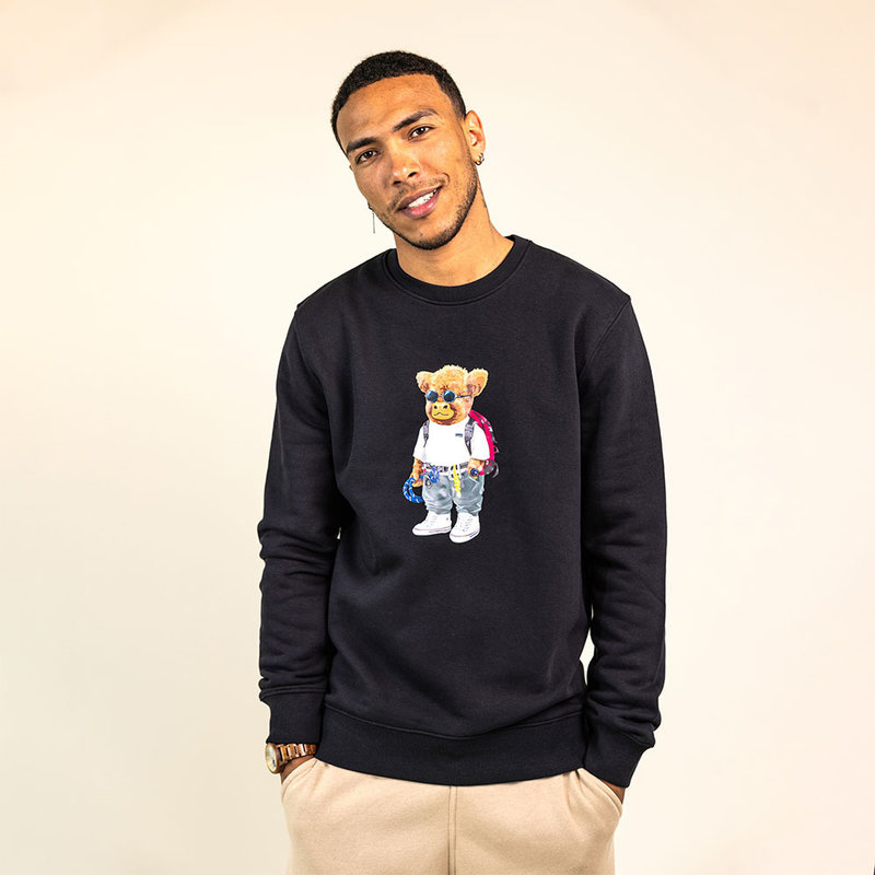 Soft unisex long-sleeved sweater with a round neck. Made of 85% organic cotton and 15% recycled polyester, featuring a full body Harvey print.