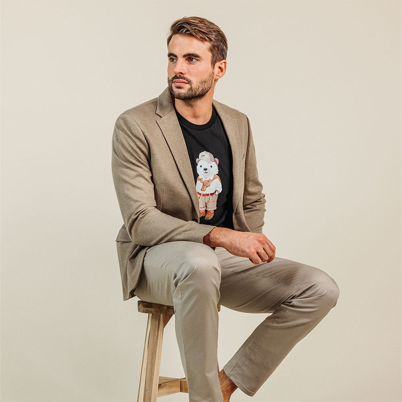 Weiches Unisex-Kurzarm-T-Shirt mit Rundhalsausschnitt, aus 100% Bio-Baumwolle und mit Ganzkörper Harry Hedgehog.