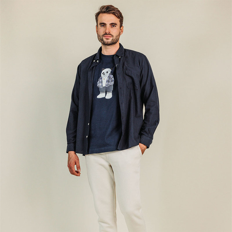 Soft unisex short-sleeved t-shirt with a round neck, made of 100% organic cotton and featuring a full body Peter Panda.