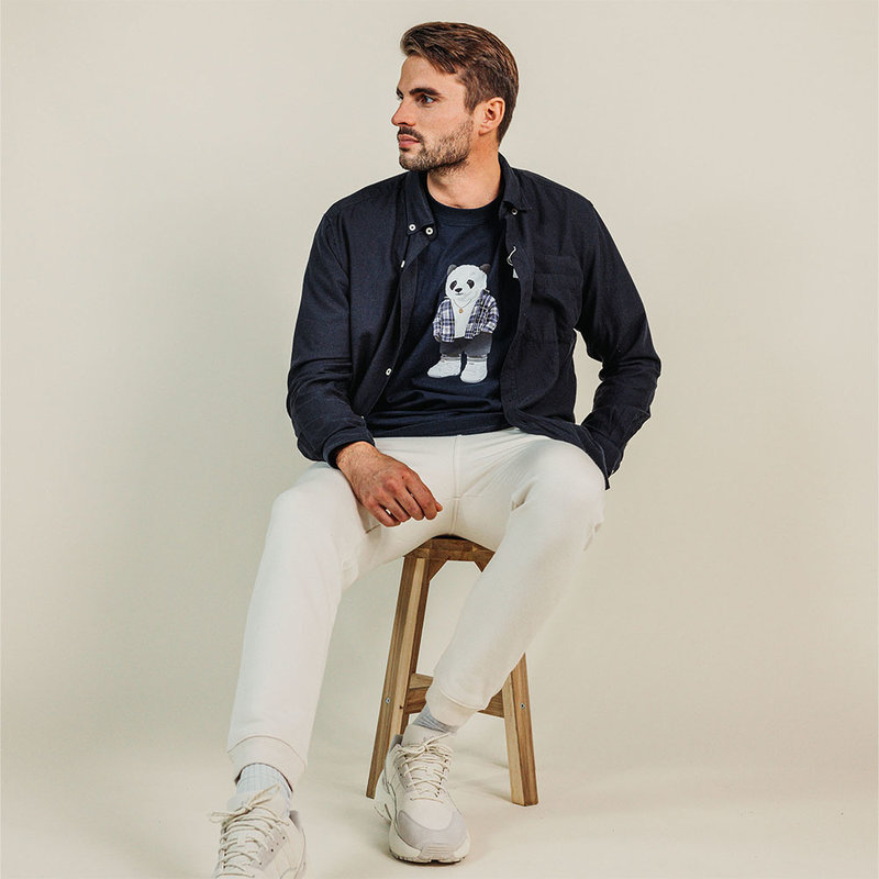 Soft unisex short-sleeved t-shirt with a round neck, made of 100% organic cotton and featuring a full body Peter Panda.