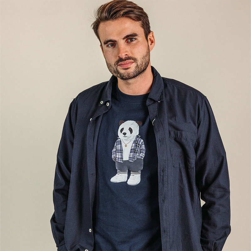 Soft unisex short-sleeved t-shirt with a round neck, made of 100% organic cotton and featuring a full body Peter Panda.