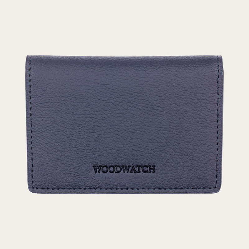 CLASSIC Sailor har en elegant smal boett samtidigt som den har en unik månfasrörelse och två extra urtavlor. Klockan är tillverkad av östafrikanskt kossoträ och är försedd med en blå urtavla och gyllene detaljer. Matcha den perfekt med ELLIPSE Clear BlueB