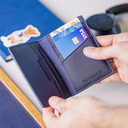 CLASSIC Sailor har en elegant smal boett samtidigt som den har en unik månfasrörelse och två extra urtavlor. Klockan är tillverkad av östafrikanskt kossoträ och är försedd med en blå urtavla och gyllene detaljer. Matcha den perfekt med ELLIPSE Clear BlueB