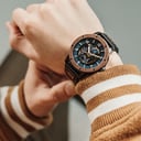 La montre HEROIC Blue Reef est faite de bois de noyer et d'amourette, et dispose d'un cadran bleu avec des détails blancs.