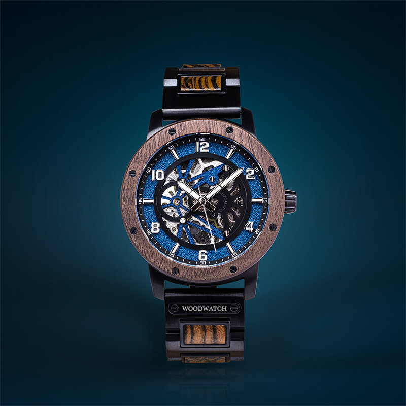 L'HEROIC Blue Reef è realizzato in legno di noce e snakewood e presenta un quadrante blu con dettagli bianchi.