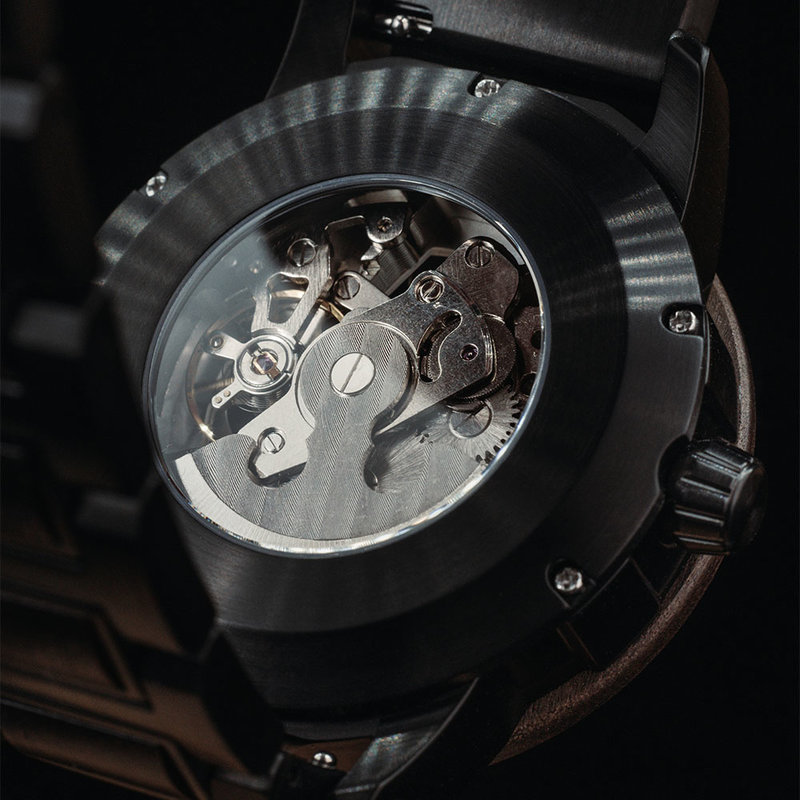 La montre HEROIC Pure Sand est faite en bois de Chacate Preto et présente un cadran blanc avec des détails bleus.