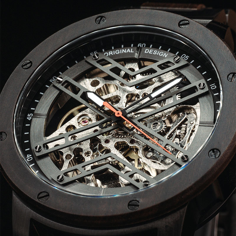 La montre HEROIC Dark Soil est fabriquée en bois de Chacate Preto et présente un cadran noir avec des détails en métal foncé.