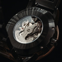 La montre HEROIC Dark Soil est fabriquée en bois de Chacate Preto et présente un cadran noir avec des détails en métal foncé.