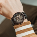 La montre HEROIC Dark Soil est fabriquée en bois de Chacate Preto et présente un cadran noir avec des détails en métal foncé.