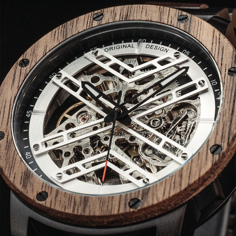 La montre HEROIC Steel Reel est faite à partir de Chacate Preto et de bois de noyer, et comporte un cadran noir avec des détails en métal léger.