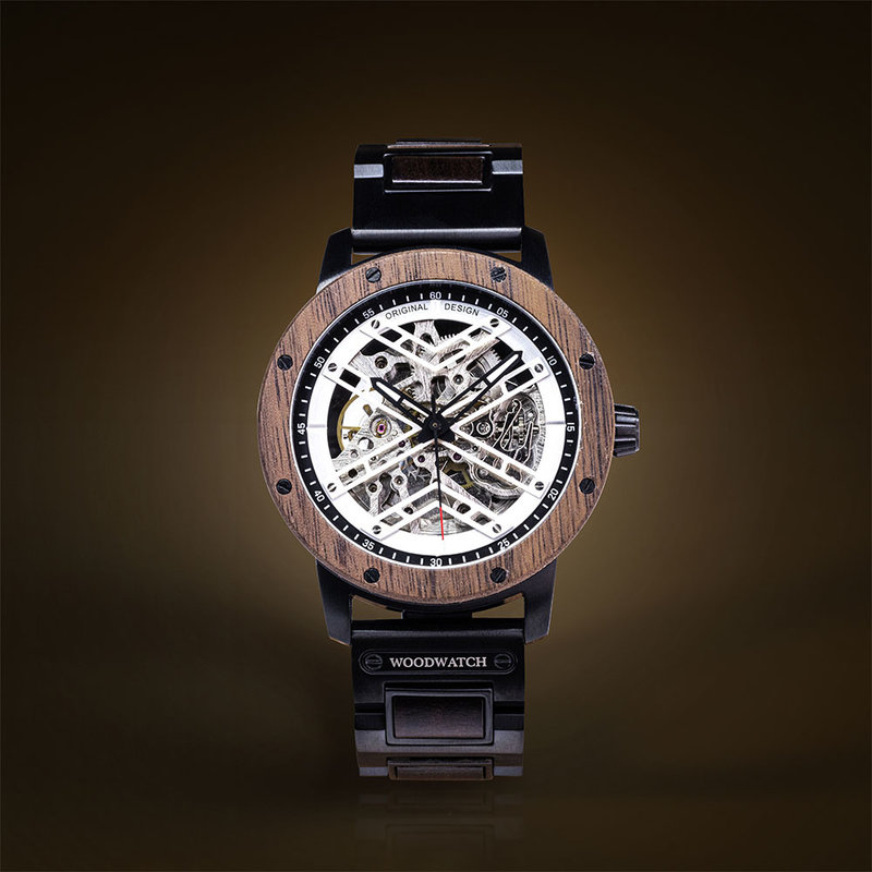 La montre HEROIC Steel Reel est faite à partir de Chacate Preto et de bois de noyer, et comporte un cadran noir avec des détails en métal léger.