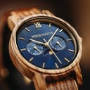 La collection CLASSIC repense de manière sophistiquée l’esthétisme de WoodWatch. Elle allie chic et multifonction en incluant l’affichage des phases lunaires ainsi que deux cadrans supplémentaires indiquant la date et le mois. La montre CLASSIC Sailor est