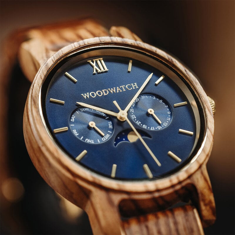 The CLASSIC Collection rethinks the aesthetic of a WoodWatch in a sophisticated way. The slim cases give a classy impression while featuring a unique moonphase movement and two extra subdials featuring a week and month display. The CLASSIC Sailor is made