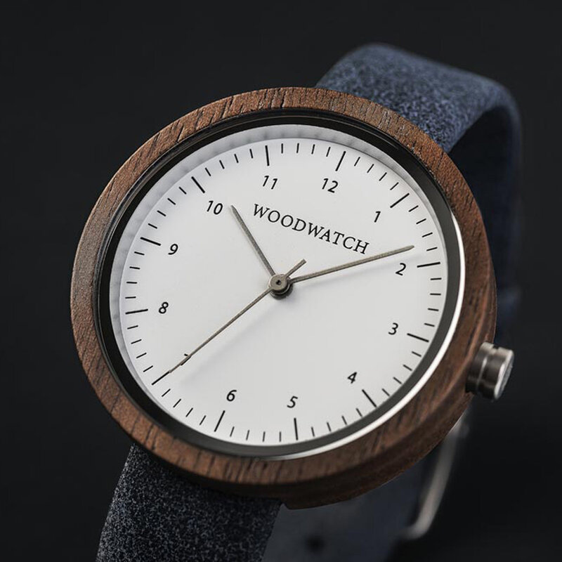 Geïnspireerd door modern Scandinavisch minimalisme. De NORDIC Stockholm Navy is voorzien van een walnoot houten kast met een diameter van 36mm, verrijkt met witte wijzerplaat accenten. Handgemaakt van hout afkomstig uit duurzame kap en gecombineerd met ee