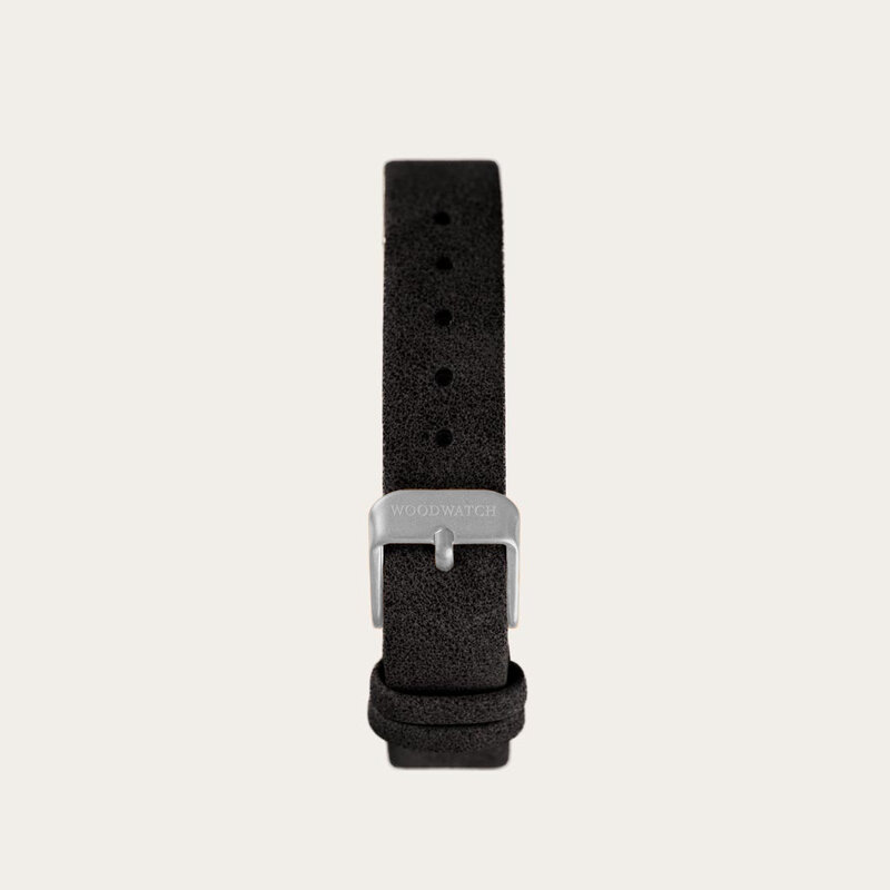 Das Schwarzes Band mit Schließe in Silber ist ein veganem Leder mit Metallveschluss. Das 14mm große Black-Uhrenarmband passt in die Nordic Kollektion.