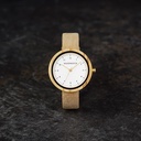 Il CLASSIC Sailor ha una cassa sottile dal tocco elegante, caratterizzata da un movimento lunare unico e due quadranti aggiuntivi. L'orologio è realizzato con legno di kosso e presenta un quadrante blu con dettagli dorati. Si abbina perfettamente agli occ